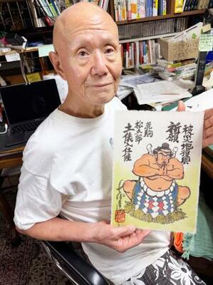 　「のたり松太郎」の絵を持つ漫画家のちばてつやさん