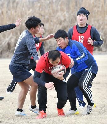 アタック練習に汗を流す宇都宮ヴォルツの選手たち＝宇都宮市