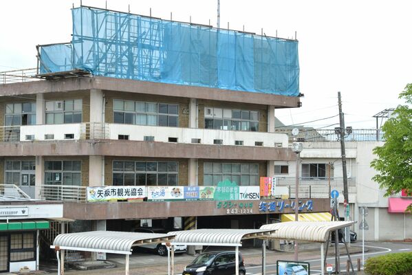 看板の撤去工事。「ＳＨＡＲＰ」の文字が少しずつ外されていった