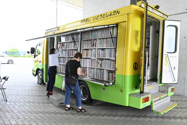 １６日に道の駅思川に開設された移動図書館