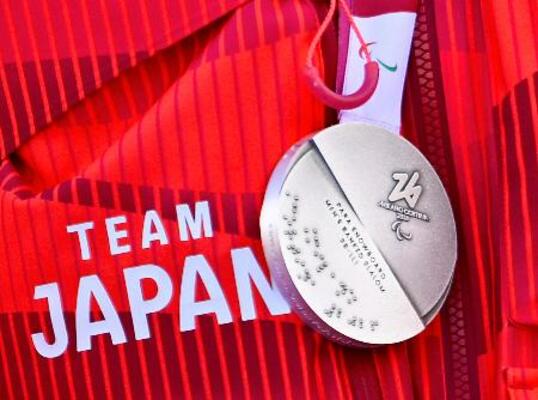 点字が刻まれたミラノ・コルティナ冬季パラリンピックのメダル=13日、イタリア・コルティナダンペッツォ(共同)