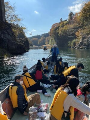 紅葉の中自然を楽しむ乗船者ら