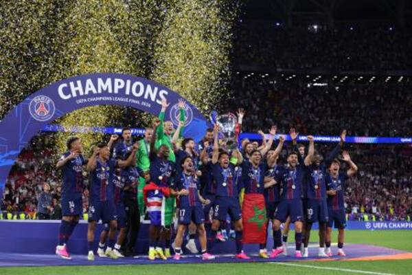 　サッカーの欧州ＣＬで優勝したパリ・サンジェルマン＝３０日、ブダペスト（ゲッティ＝共同）