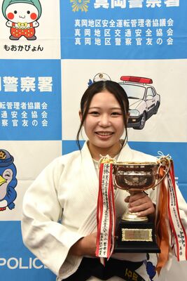 県警柔道大会女子個人の部で優勝した真岡署の石田雪桜巡査