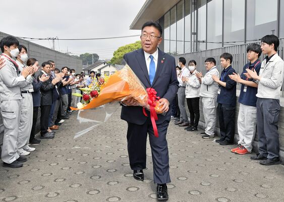 真岡市職員らの拍手に迎えられ、初登庁する中村市長