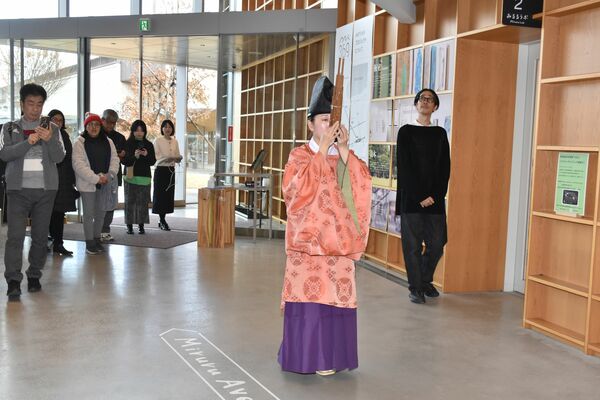 笙を演奏する中村さん