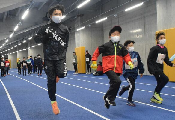 ランニング教室を楽しむ子どもたち＝23日午前10時半、宇都宮市のカンセキスタジアムとちぎ
