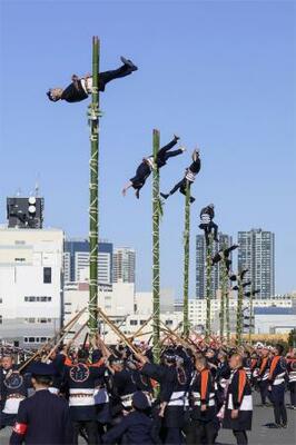 東京消防庁の出初め式で披露された伝統のはしご乗り=6日午前、東京都江東区