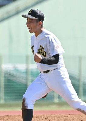 秋季県大会の準々決勝。完封リレーで締め、ガッツポーズする石橋の２番手藤巻＝清原