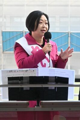 街頭演説する櫛渕氏=29日午後、JR宇都宮駅西口