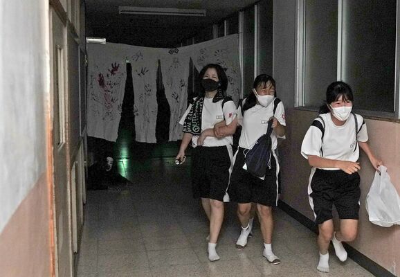 夜の学校で行われた肝試し