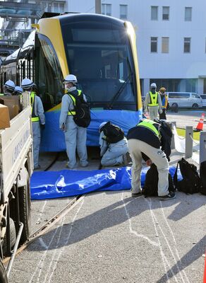 脱線したＬＲＴと傷付いた路面