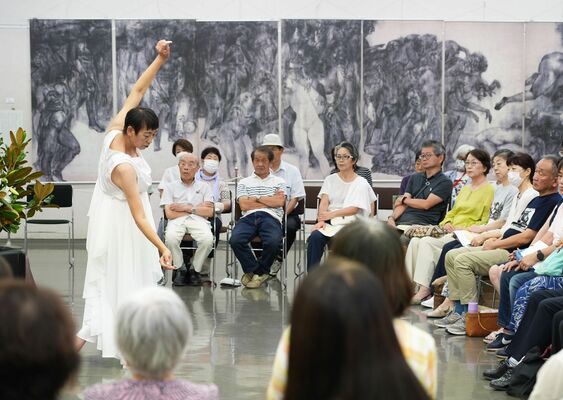 平和への思いを込めて踊る安藤さん