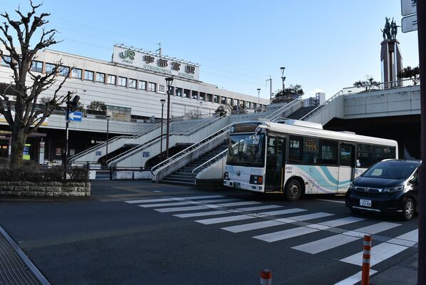 車両と歩行者の動線が複数箇所で交差する現在の駅前広場