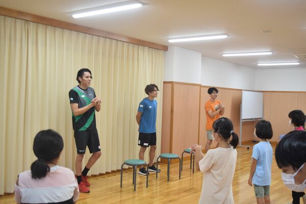 小中学生の前でトークショーを行った（左から）楢崎明智選手、智亜選手、渡部選手