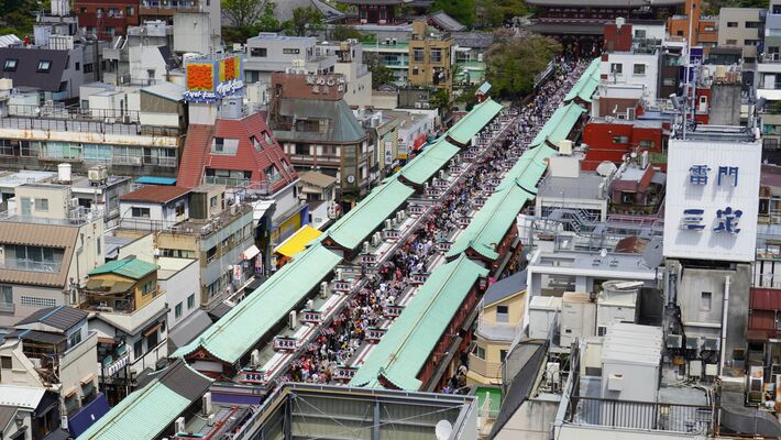 屋根の全面葺き替え工事が行われる仲見世＝東京都（カナメ提供）