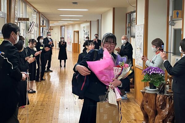 教師や保護者らに見送られる卒業生
