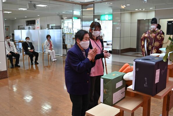 今年の健康を祈願する入所者（中央）