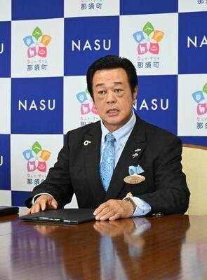 記者会見の日程などを説明する平山町長=22日午後、那須町役場