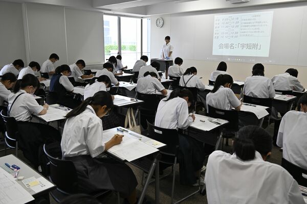 下野新聞模擬テストで実力を試す中学生たち＝25日午前、宇都宮短大付属高