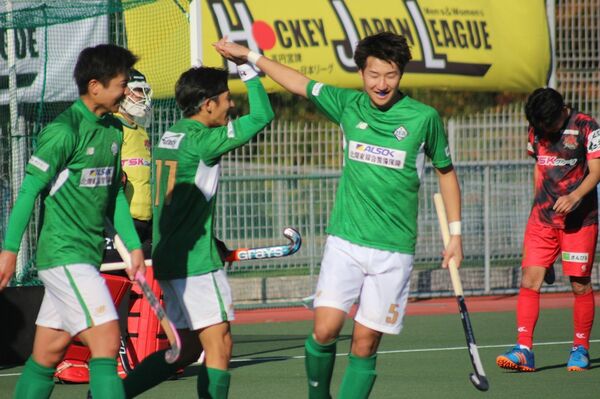 第４クオーター８分、リーベ栃木のＦＷ大岡（中央左）が得点し、ＤＦ篠崎とハイタッチ＝越前町営朝日総合運動場