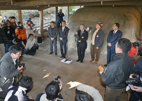 益子町と笠間市の関係者が集まり行われた火入れ式＝15日午前９時55分、益子町益子、磯真奈美撮影