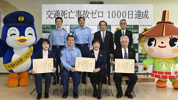 県警の吉田部長（前列左から２人目）から感謝状を受け取った真瀬町長（同３人目）ら