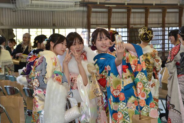 晴れ着姿で記念撮影する出席者
