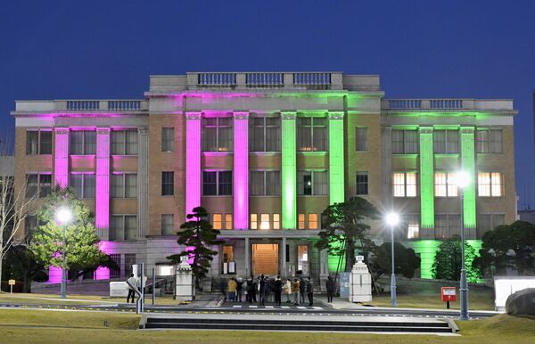 ピンクと緑でライトアップされた県庁昭和館＝１日午後５時、宇都宮市塙田１丁目