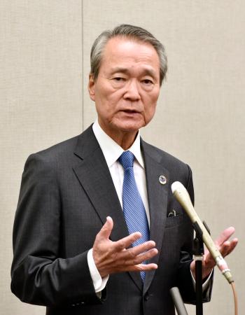 高市早苗首相の選出を受け、記者団の取材に応じる経団連の筒井義信会長=21日午後4時ごろ、東京都千代田区