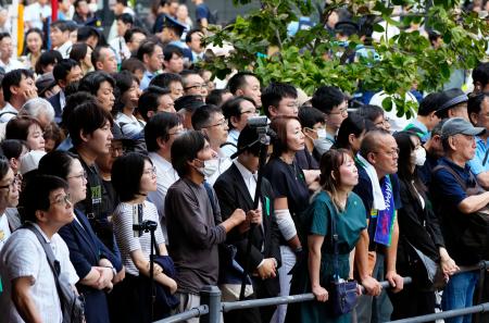 　自民党総裁選の街頭演説を聞く人たち＝２４日午後、東京・秋葉原
