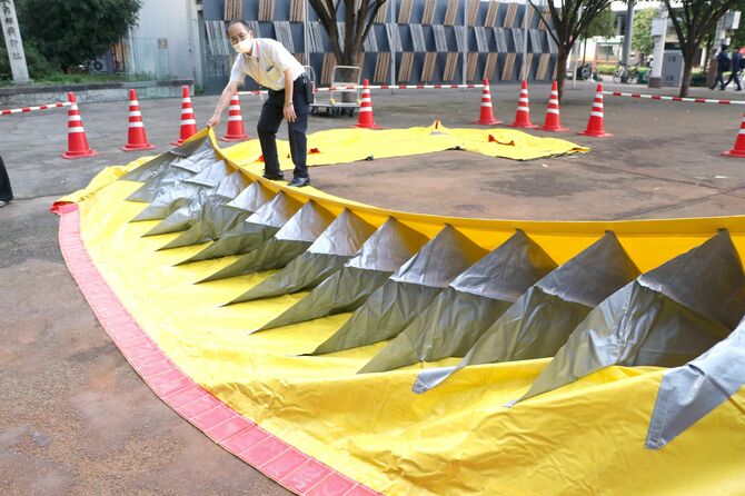 アオーレ長岡の地下駐車場出入り口に設置されるビニール製の止水板。水深50センチまで対応できるという＝長岡市のアオーレ長岡