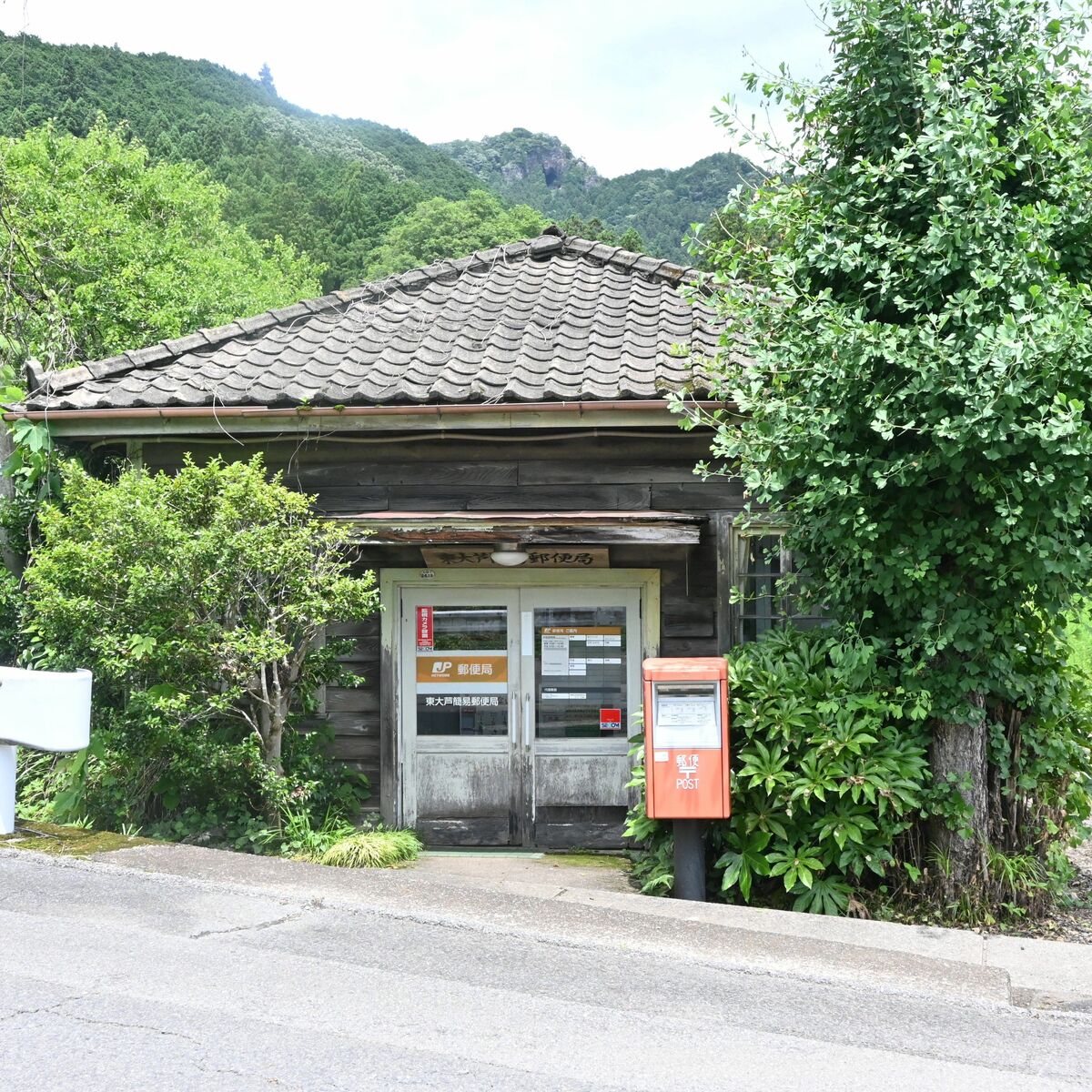 まるでタイムスリップ…鹿沼に木造局舎のレトロ郵便局 地域密着型の愛さ