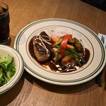あふれるうまみと肉汁　ハンバーグＡ180グラム（ランチ）　タカギ商店（茂木）