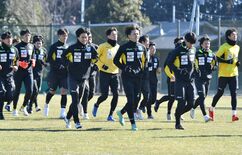 栃木ＳＣ新シーズン始動　30選手勢ぞろいで初練習に汗