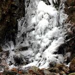 厳冬のアート 幻想的に　「寄栗の大滝」が結氷　鹿沼
