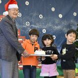 お菓子の城から、一足早くサンタ　那須の園児にクリスマスケーキ70個プレ…