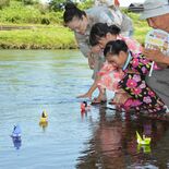 小山・思川で風物詩「流しびな」　500人が下野人形に願い