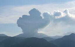 新燃岳で噴煙５５００メートル