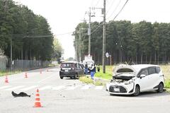 車同士が衝突 ６５歳女性死亡