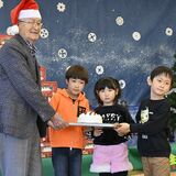 お菓子の城から、一足早くサンタ　那須の園児にクリスマスケーキ70個プレゼント