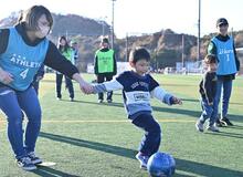 サッカーで世代間交流