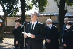 慰霊碑前に冥福祈る