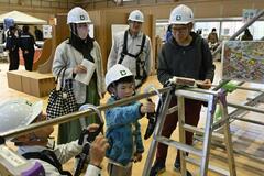 県内23団体出展 親子ら職業体験