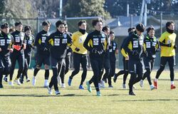 栃木ＳＣ新シーズン始動　30選手勢ぞろいで初練習に汗