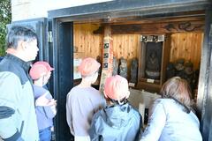 「木喰仏」見学し歴史や文化学ぶ