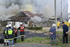 那須烏山で住宅３棟全焼　ＪＲ烏山線が２時間半運転見合わせ