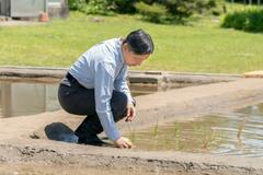 天皇陛下、皇居で田植え