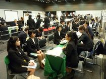 栃木など４県の９９社／学生７００人参加、熱気／都内で合同企業ガイダンス