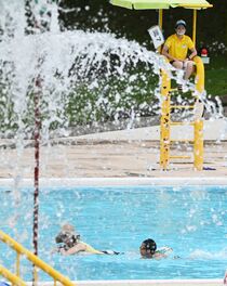 一万人プールオープン